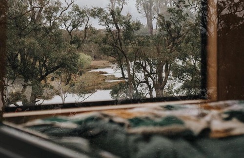 Rylstone House | Secluded Off-Grid Cabin Lake View - Pet Friendly - Mateo