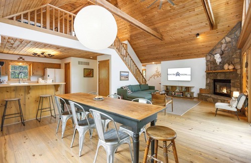 Lampe House | Secluded-Pvt Hot Tub-Free Daily Tickets-Walk to Table Rock Lake