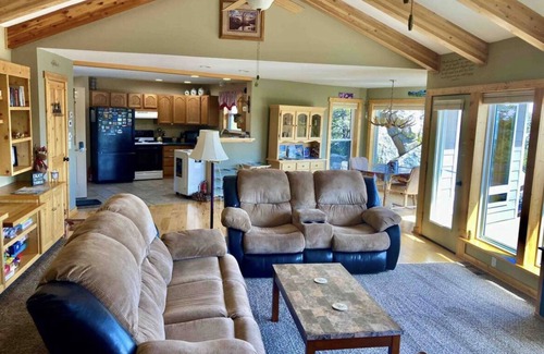 Whitehall House | Secluded-Romantic-Hot Tub-Mountain Top Retreat-Solar Grid-Tie