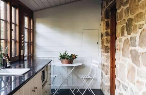 Basket Range Cabin | Secluded Stone Cottage perfect for Couples Escape