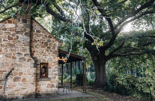 Basket Range House | Secluded Stone Cottage perfect for Couples Escape - Waterfalls