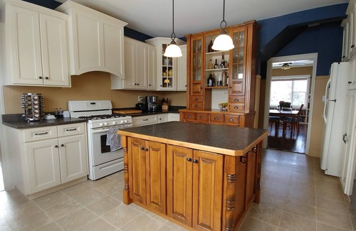 Meadowbank House | Secluded waterview farmhouse near city + beaches