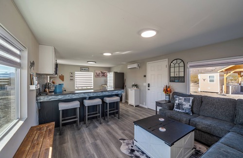 Mojave Desert House | Secluded Western Retreat 3-bedroom house with EV Charger. Close to Death Valley
