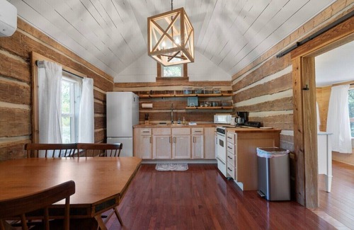 McArthur Cabin | Seclusion | Hot Tub | EV Charger | Dog Friendly