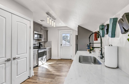 Spicewood Apartment | Secret garden guest house Lake Travis