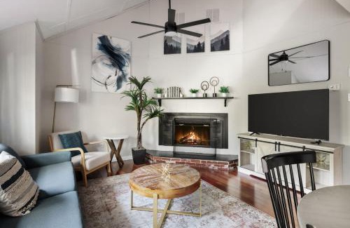Ridgeway House | Secret Gardens Fireplace Deck & Dog-Friendly
