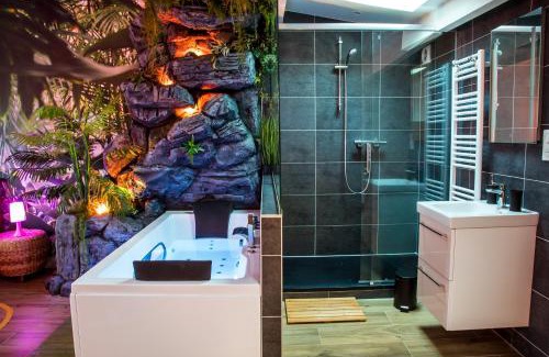 Bretigny-sur-Orge Apartment | SECRET SUITE "Jungle" - Jacuzzi privatif - Gare RER C - Proche Paris