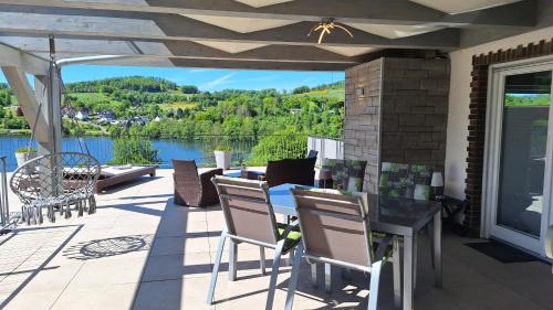 Gummersbach House | Seeblick-Ferienwohnung im "Ferienhaus Agger-Blick" mit traumhafter Sonnen-Terrasse, Sauna, E-Kamin & Kajak