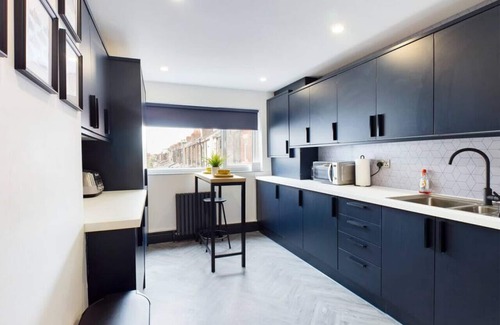 Liverpool Apartment | Sefton park maisonette ideal for CONTRACTORS/large groups