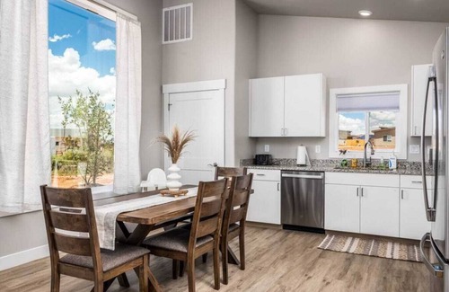 Kanab House | Sego Lily Loft I Near Zion l Pool I Pet Friendly