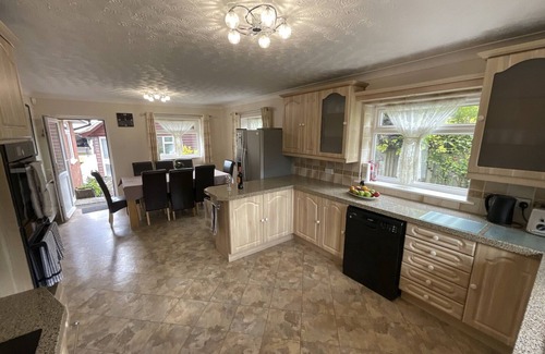 Hoveton Cottage | Self Catering 5 Bedroom Waterside Retreat Cottage Wroxham, Norfolk Broads, Eng