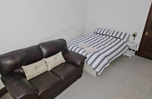 Easton House | Self-Contained 1BR Flat with Free Parking & WiFi