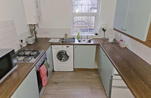 Easton House | Self-Contained 1BR Flat with Free Parking & WiFi
