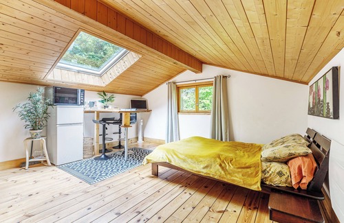 Blesignac Bed & Breakfast | Self-contained accommodation in the heart of an acacia forest