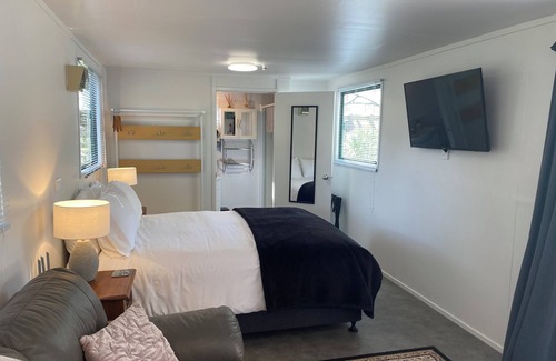 Kumeu Cabin | Self-contained country Lodge in Kumeū, New Zealand