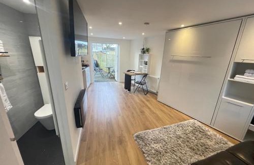 Headington Apartment | Self-contained studio with folding down Bed
