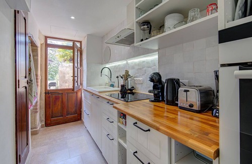 Chateaux de la Loire House | Semi-troglodyte house between the Loire and the castles