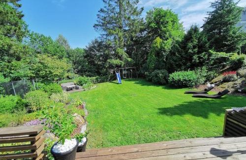Arendal House | Sentral familievennlig bolig med hage og uteplass
