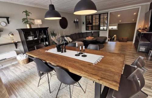 Arendal House | Sentral familievennlig bolig med hage og uteplass