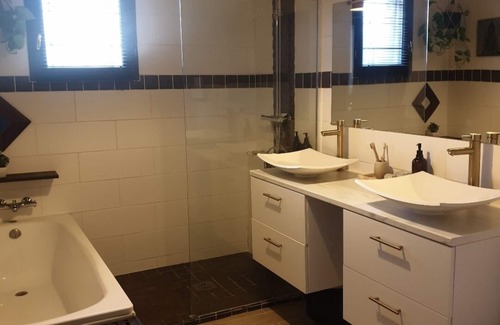 Breux-Jouy Bed & Breakfast | Separate bedroom with kitchenette
