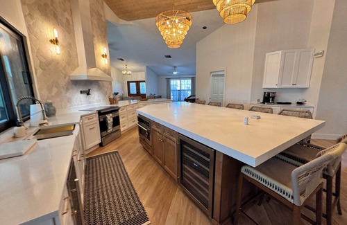 Caloosahatchee House | Sept Sale~Endless Amenities-Mini Golf, Hot Tub, Game Room, Steam Shower, Karaoke