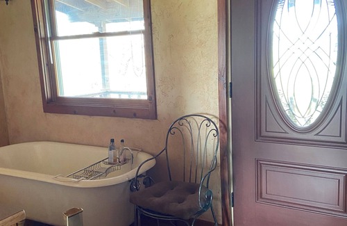 Oklahoma County Other | Serendipity farmhouse. Enjoy the views, chickens, quiet calm and lots of flowers