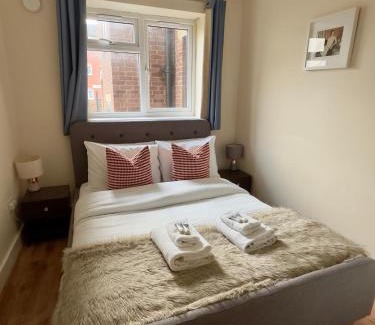 South Acton Apartment | Serene 2 Bedroom Flat Free Off-Street Parking Large SUV Close to Tube
