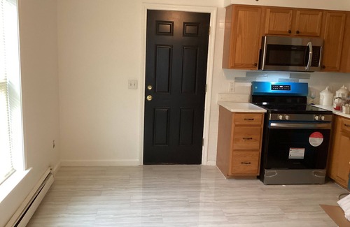 Black Rock Historic District House | Serene 3-bedroom duplex in Bridgeport updated floors new appliance