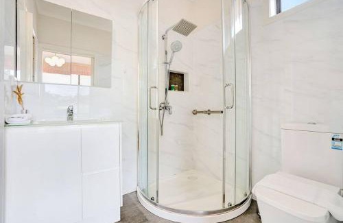 Rowville House | Serene 3BR family Lakeside Retreat in Rowville