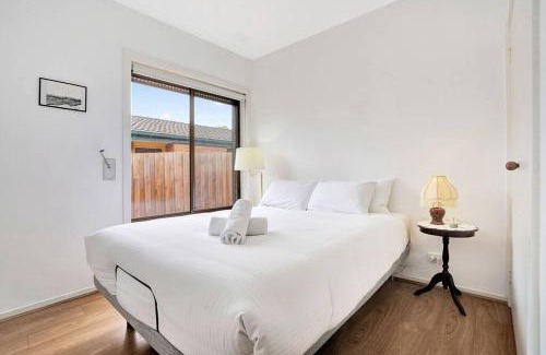 Rowville House | Serene 3BR family Lakeside Retreat in Rowville