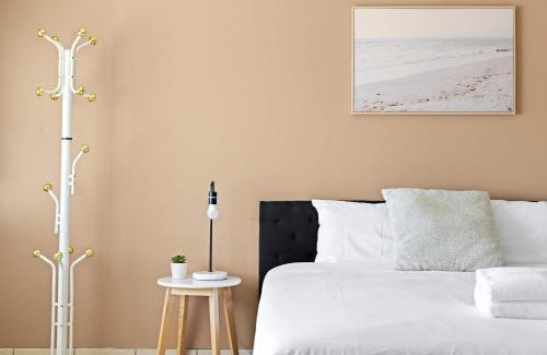 Liverpool House | Serene and Spacious King Room in Liverpool - Quiet Yet Central - Shared Bathroom