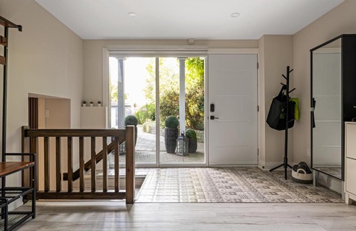 Collingwood House | Serene Cottage within 15 minutes of Skiing and Beach!