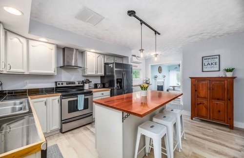 Old Town House | Serene & Cozy Lakefront Get Away