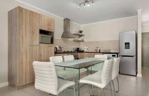 Flora Park Apartment | Serene Escape in the Heart of Century City