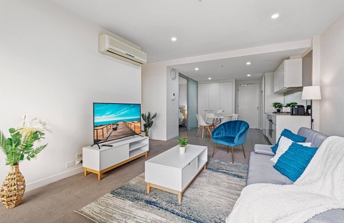 Malvern Apartment | Serene Escape: Panoramic Views, Pool, Gym, Sauna