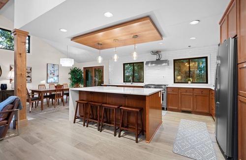 Lake Grove House | Serene Garden Home Center of lake oswego 4 bedrooms, 3 full bath,