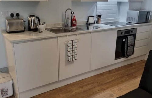 Maidstone Apartment | Serene getaway Apartment with Garden-Maidstone City Centre