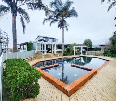 Hamilton Ski Chalet | Serene Hamilton Home I Pool I Yard I Home Theatre
