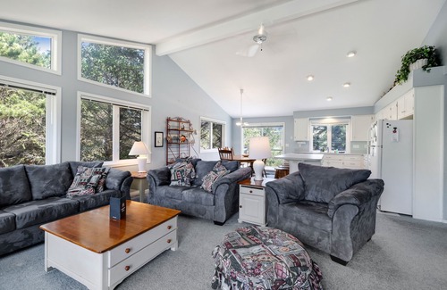 Neskowin House | Serene home with entertainment, full kitchen & easy beach access