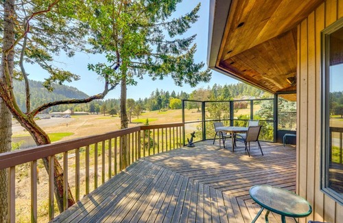 La Conner House | Serene La Conner Retreat with Fireplace and Deck!
