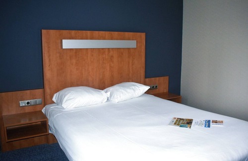 Made House | Serene Made Getaway Steps from Local Dining, National & Theme Park Adventures