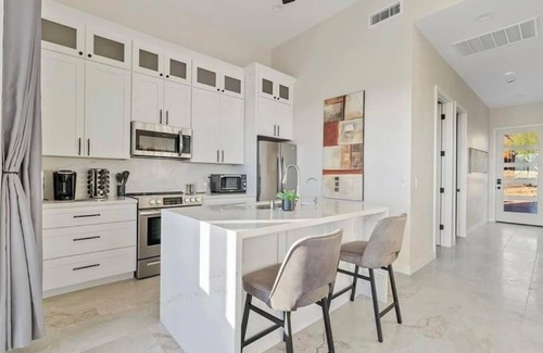 East Mesa House | Serene Mountain Retreat: Luxury Guest House with Stunning Views