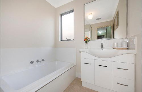 Gosnells Villa | Serene Oasis - 3 Bedroom Getaway