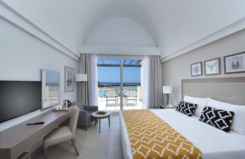 Red Sea Coast Hotel | Serene Red Sea Stay l 4 Relaxing Rooms, 5 Pools, Spa, Private Beach & Dining