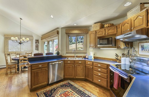 Idlewild Estates House | Serene Retreat - Fire Pit - Great Views - Air Conditioning!