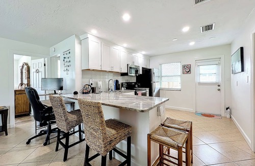 Sarasota Springs House | Serene Sarasota Retreat with King Bed, Full Kitchen, Fast Wi-Fi and A/C
