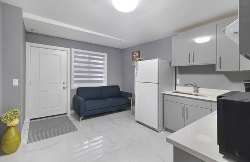 Newton House | Serene Spacious Modern 2 bed private suite- Central Location