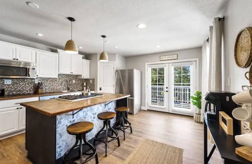 Monument Apartment | Serene Stay w/Mountain Views in Downtown Monument