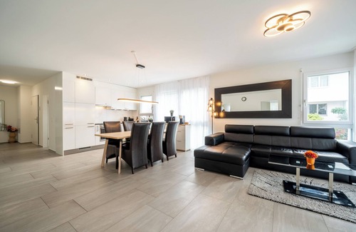 Safenwil House | Serene Swiss Apt | scenic balcony views + parking + hi-speed wifi