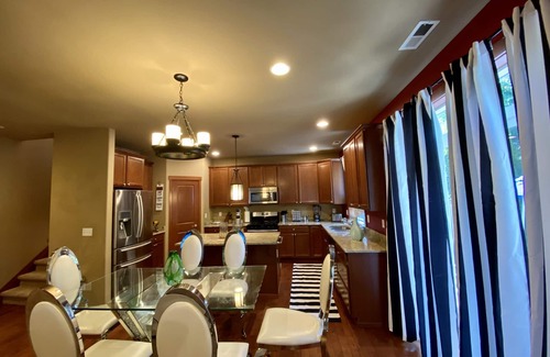 Mill Creek House | SERENE VILLA: Romantic get-away while WFH